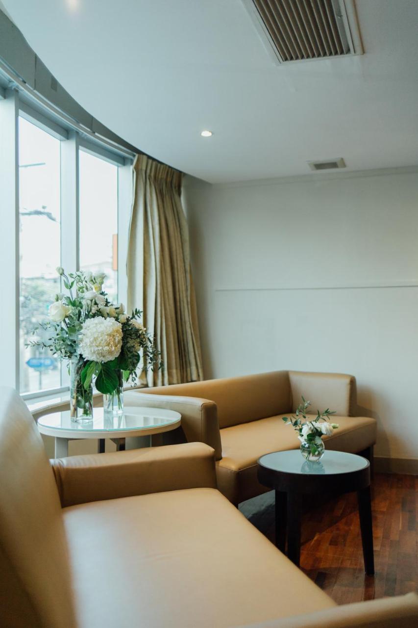Seasons Siam Hotel Bangkok Exterior photo